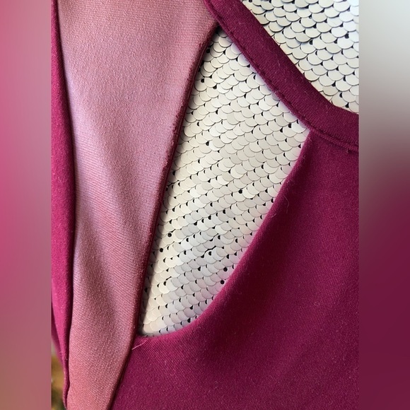 ⭐️2 FOR $20⭐️ Guess Deep Plum Burgundy Cutout Top. XS - Picture 7 of 12